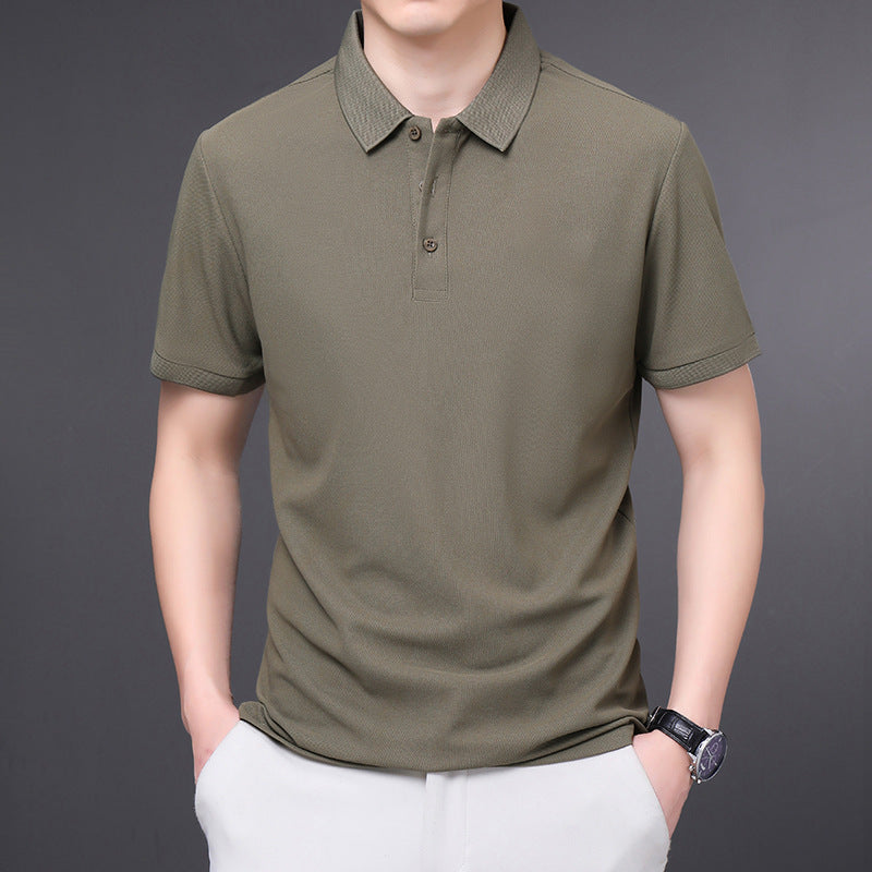 Modell trägt stilvolles Herren-Kurzarmhemd mit Reverskragen. Ideal für Business, Büro und elegante Sommer-Outfits.
