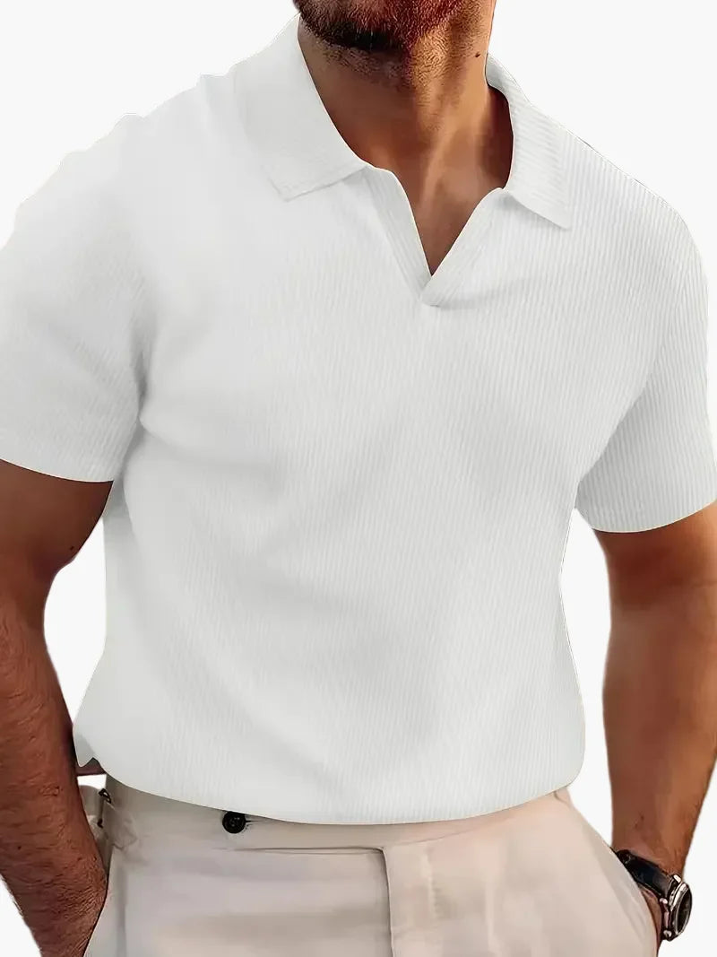 Hochwertiges Herren Poloshirt mit V-Ausschnitt und kurzen Ärmeln, komfortabel und schick für den Sommer.