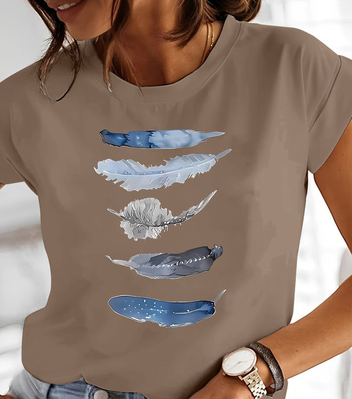 Detailansicht: Zarter Feder-Print auf einem bequemen Damen T-Shirt. Trendige Sommer Mode.