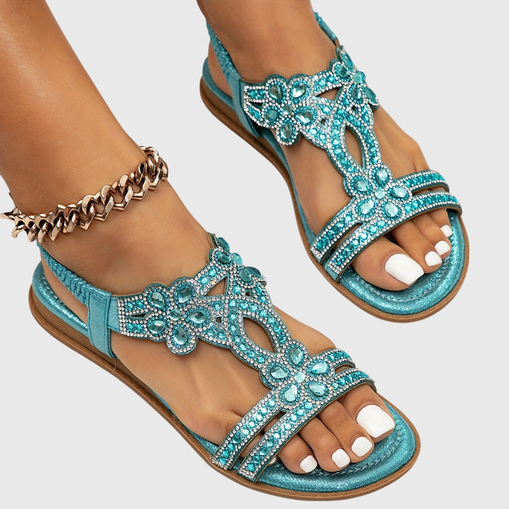 Bequeme himmelblaue offene Damenschuhe mit Fersenriemen und flacher Sohle.