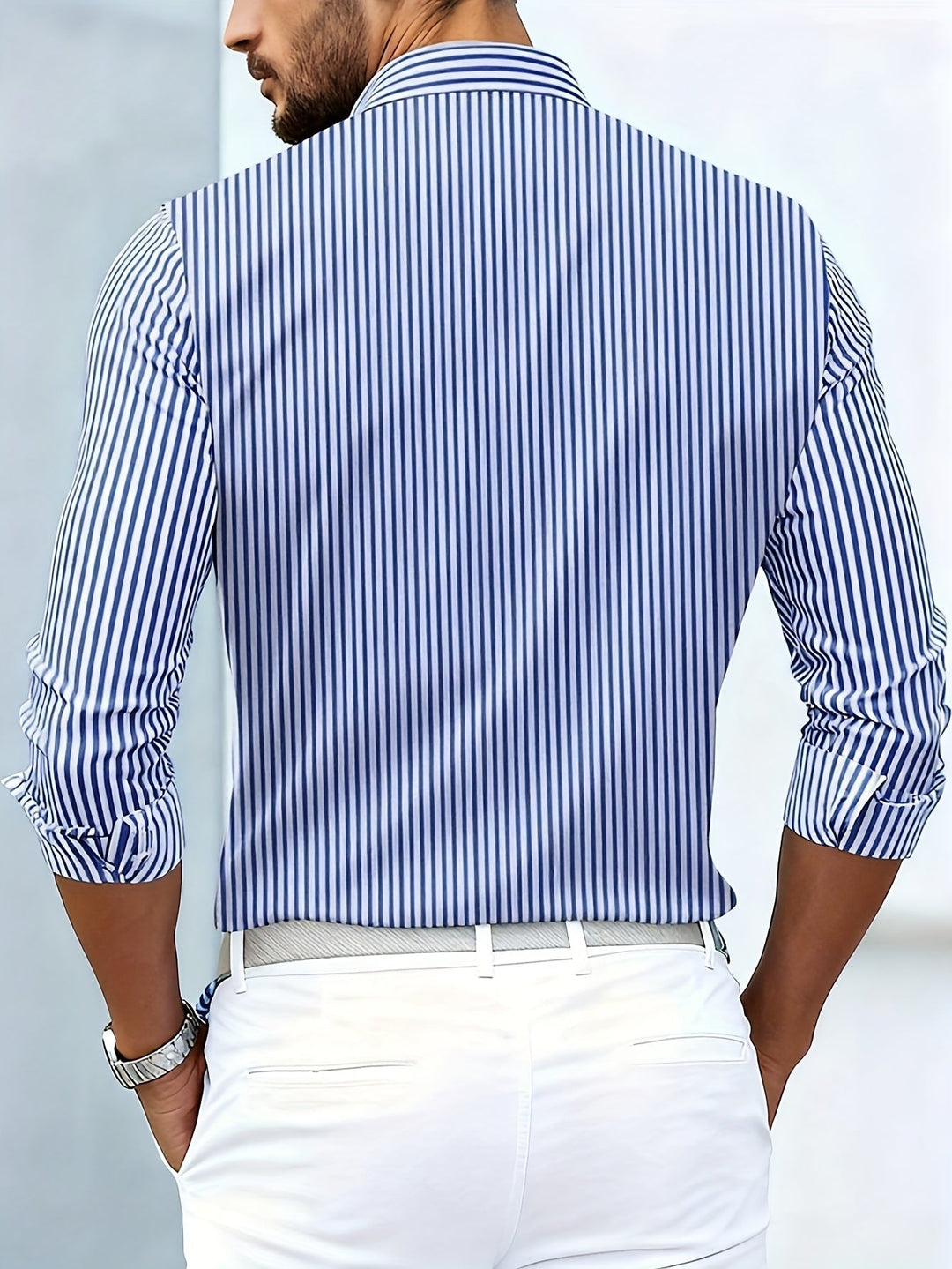 Stylisches Herren Vintage Streifen Langarmhemd in entspannter Pose präsentiert. Ein vielseitiges Oberteil.