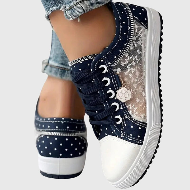 Rückenansicht der ergonomischen Damen Sneaker. Stilvolle Alltagsschuhe bieten Komfort für den ganzen Tag.