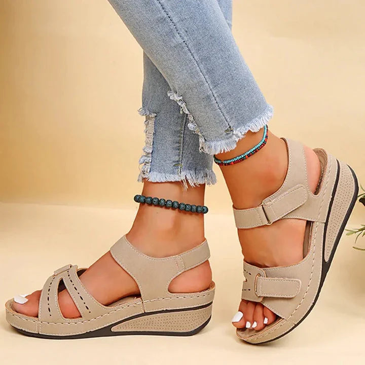 Schwarze, bequeme Damen Sandalen mit orthopädischer Fußgewölbestütze & rutschfester Sohle.