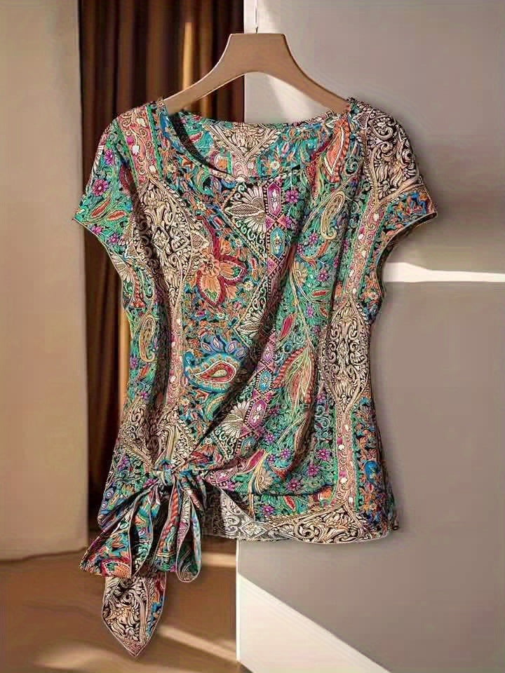 Farbenfrohe Damenbluse im Boho-Stil mit Knotendetail am Saum, perfekt für einen fröhlichen Sommer-Look.