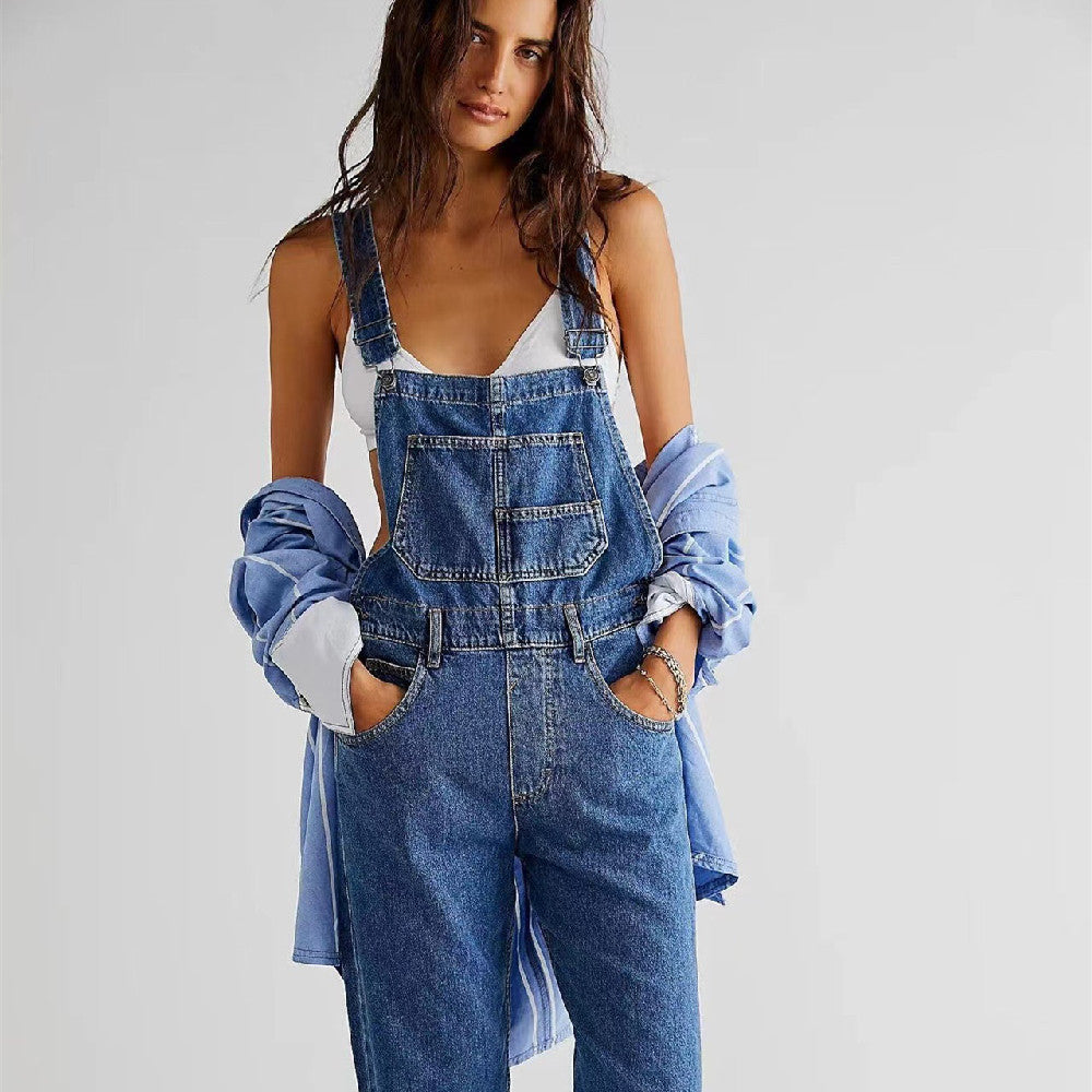 Dunkelblaue Damen Latzhose im Relaxed Fit. Perfekt für Streetstyle, Frühling & Sommer. Modische, bequeme Freizeitmode.