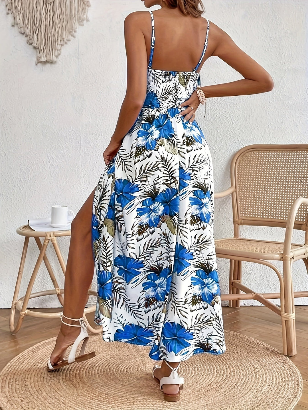 Sommerliches Damenkleid, bodenlang, mit floralem Muster und eleganten Spaghettiträgern.