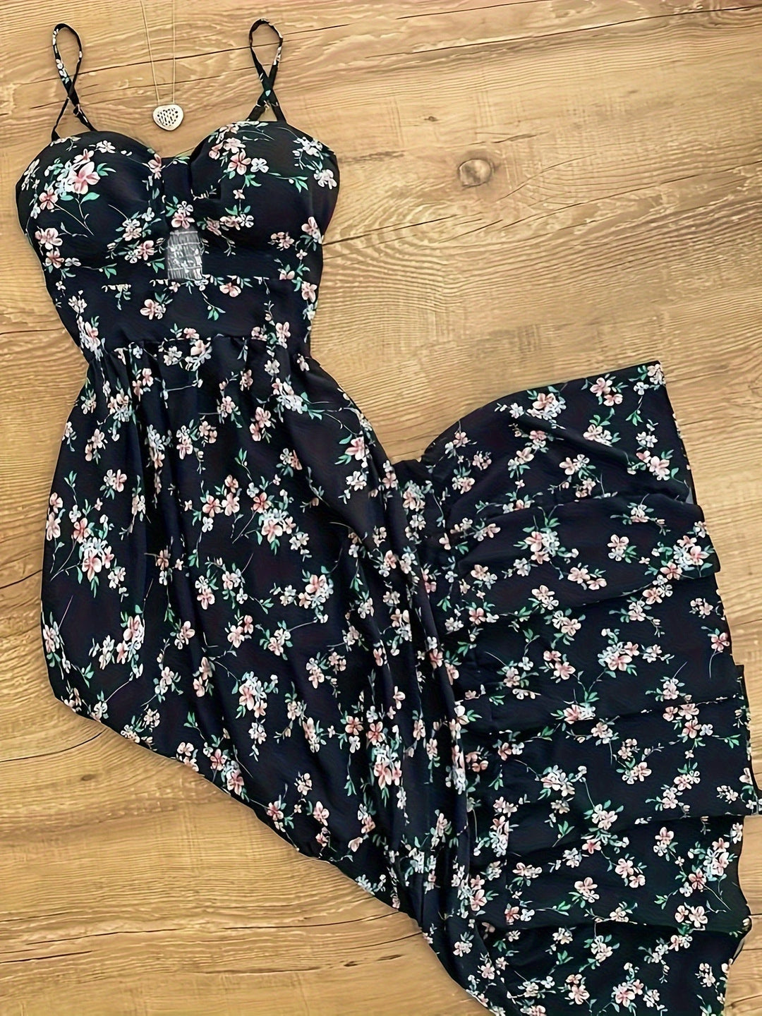 Weißes Damen Maxikleid, lang, mit feinen Punkten und femininen Volants, perfekt für Freizeit.