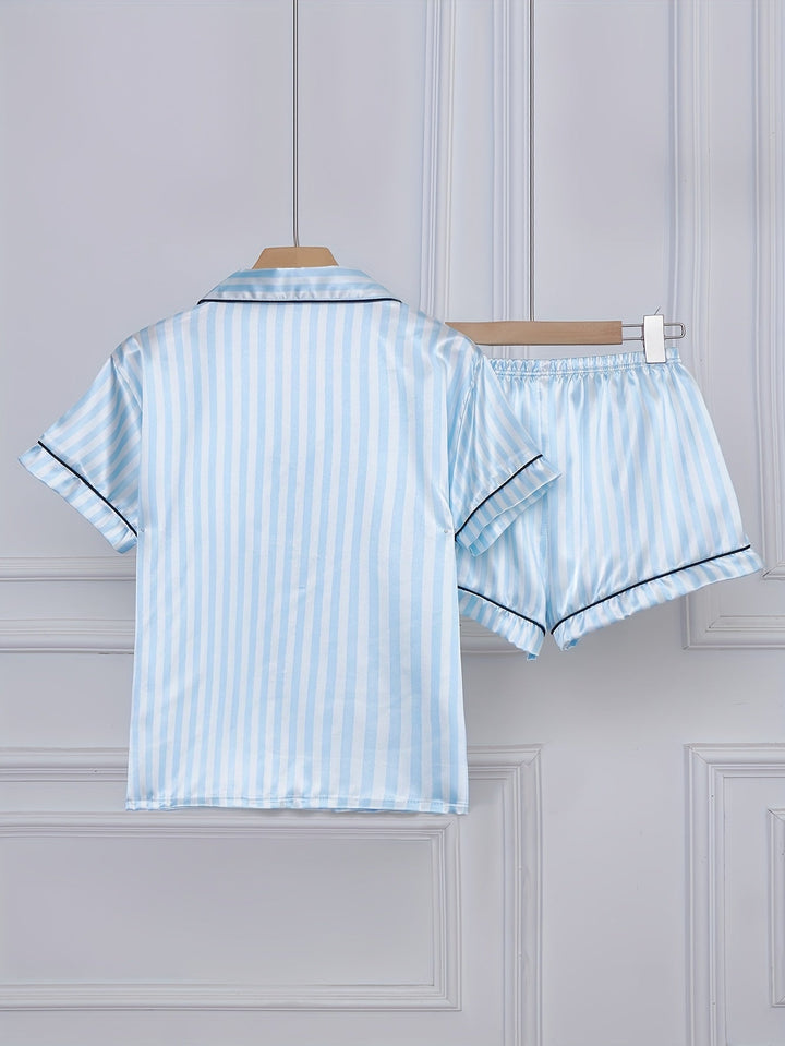 Nahaufnahme des weichen Stoffes: Damen Kurzarm Pyjama Set mit elegantem Streifenmuster, angenehme Nachtwäsche.