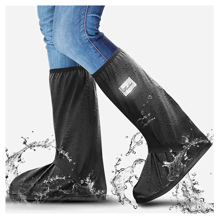 Person trägt wasserdichte DryTrek Schuhüberzüge im Regen. Effektiver Matschschutz für Outdoor-Aktivitäten. Unisex.