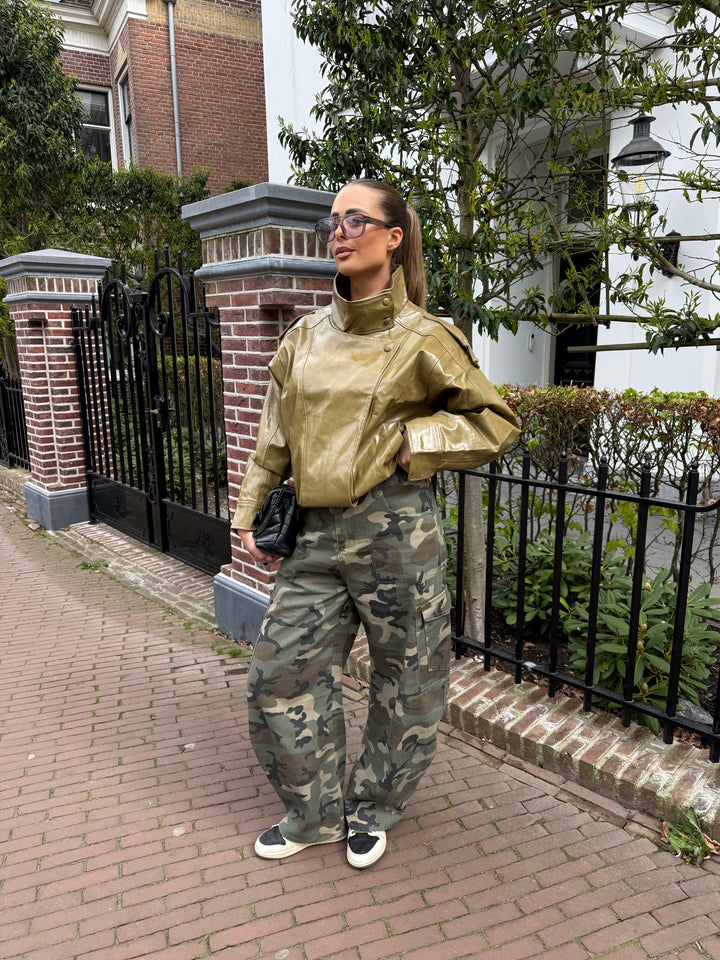 Trendige Damen Camouflage Jeans im Cargo-Stil mit flexiblem Stretchbund. Lässiger Look für Frauen.