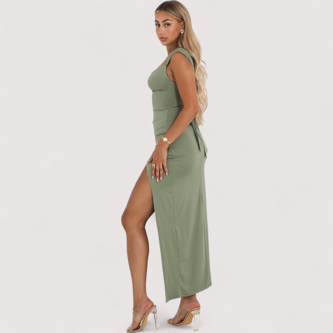 Langes dunkelgrünes Damen Maxikleid mit elegantem Schlitz & gerafften Trägern. Komfortables Sommer- & Freizeitkleid.
