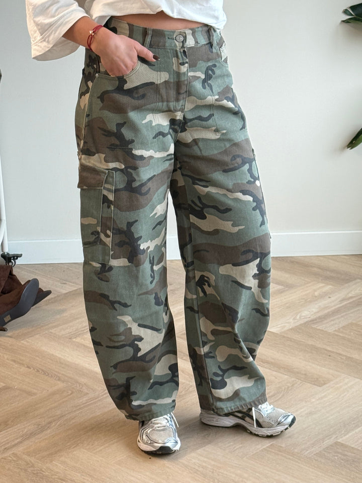 Frau trägt lässige Damen Camouflage Jeans mit Stretchbund. Perfekte Frauen Mode für die Freizeit.
