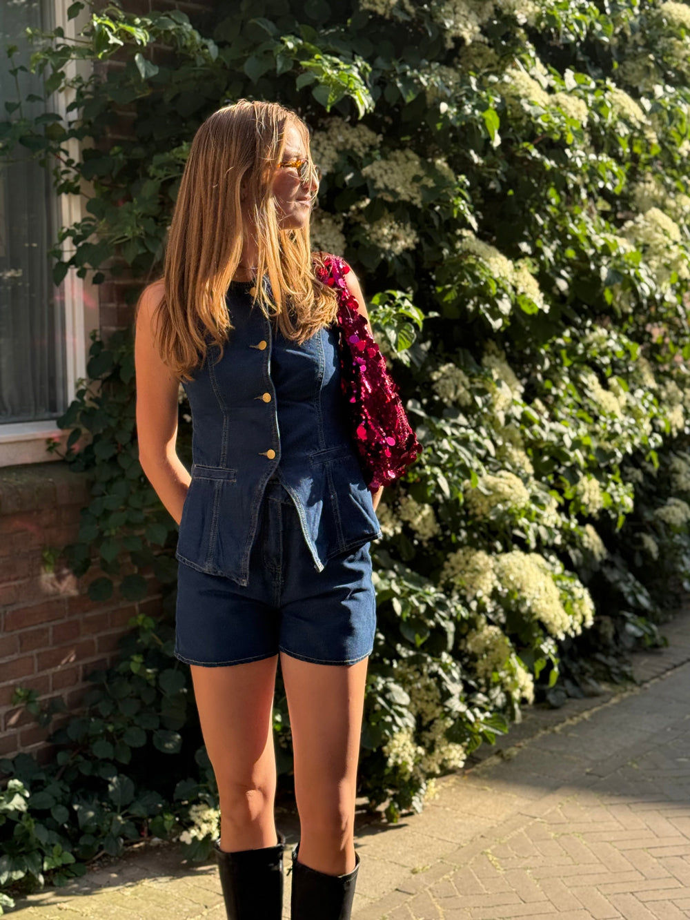 Stilvolle Damen Weste & Shorts Set im Jeans-Look, perfekt für sommerliche Anlässe und vielseitige Outfits.