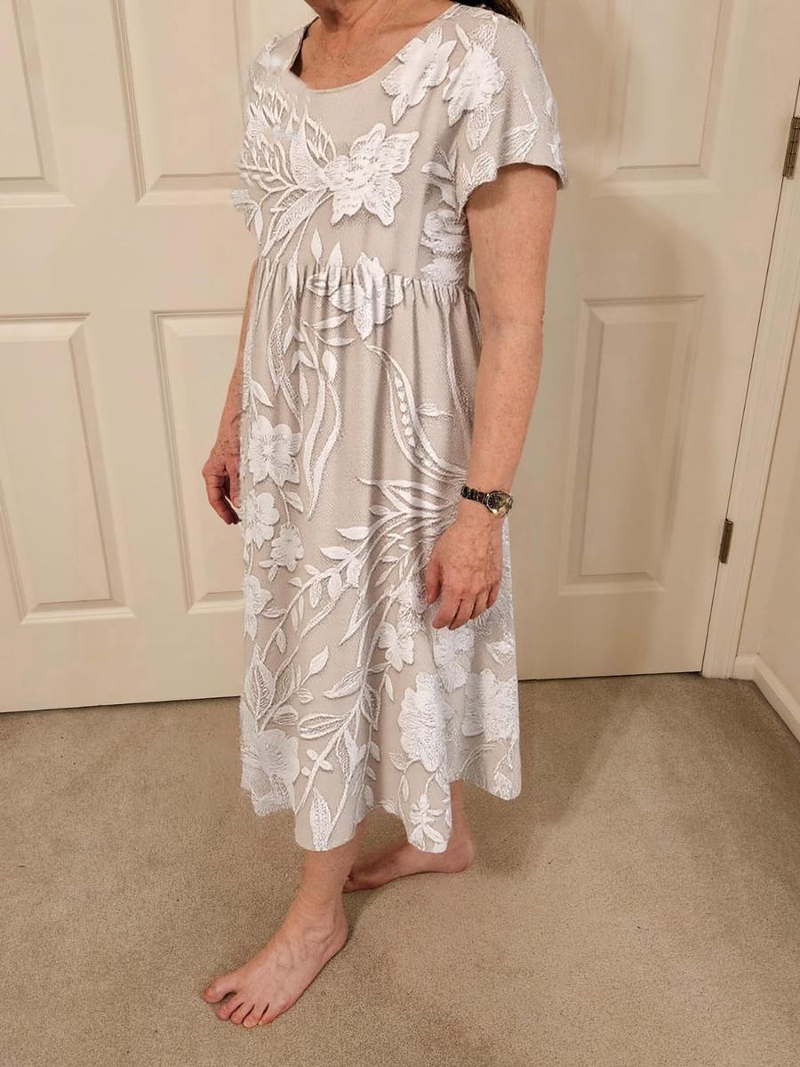 Stilvolles Damen Midikleid mit exklusivem Print-Design, kurzen Ärmeln und Seitentaschen für den Sommer.