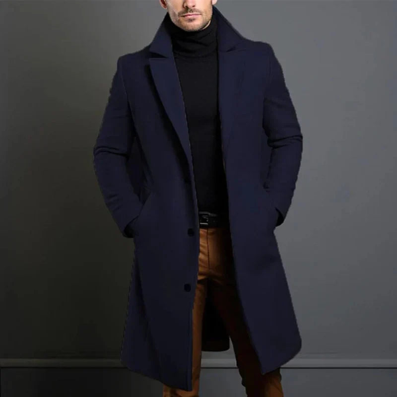 Dunkelblauer, eleganter Herren Trenchcoat. Langer Herrenmantel im Business-Stil, perfekt für kalte Tage.