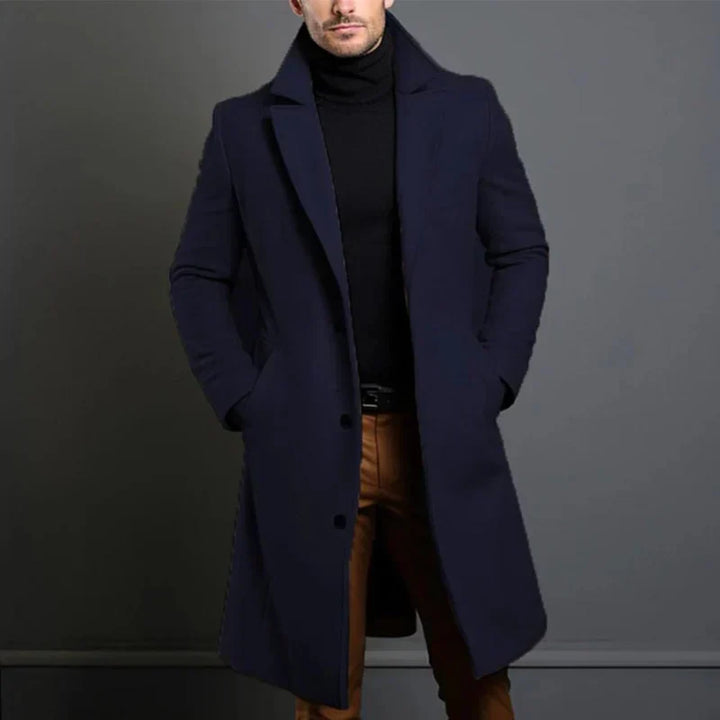 Dunkelblauer, eleganter Herren Trenchcoat. Langer Herrenmantel im Business-Stil, perfekt für kalte Tage.
