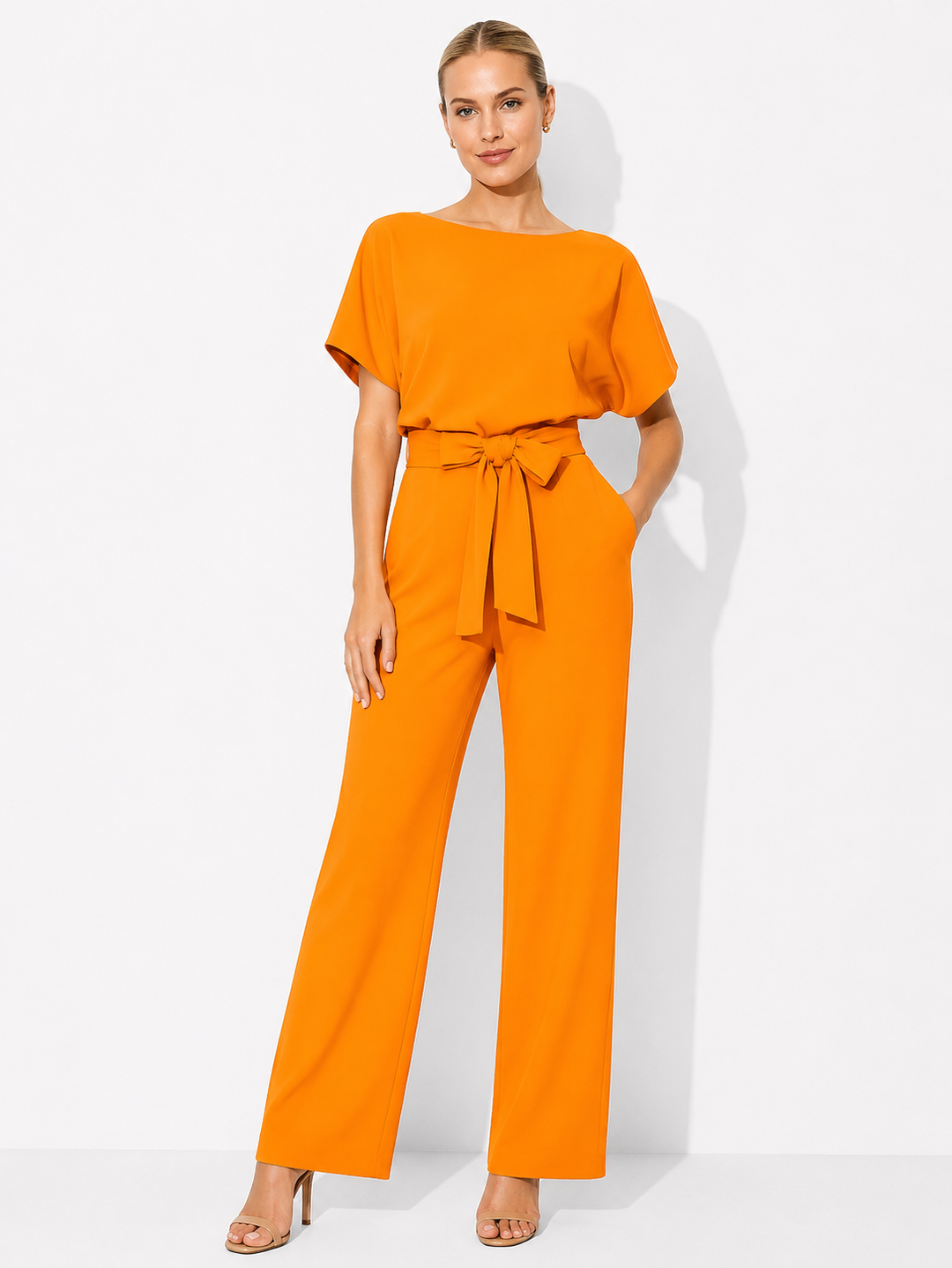 Feminin taillierter Damen Jumpsuit. Luftiger Sommer Overall, perfekt für leichte, elegante Freizeitmode.
