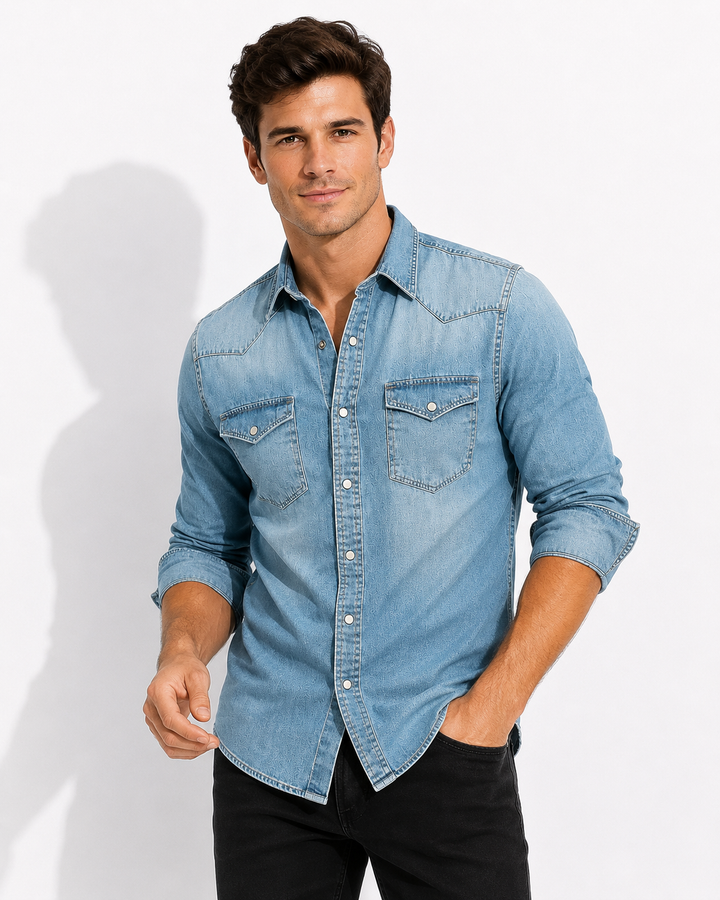 Hellblaues Herren Freizeit Hemd mit Brusttaschen, leicht und stilvoll für Sommer & Alltag.