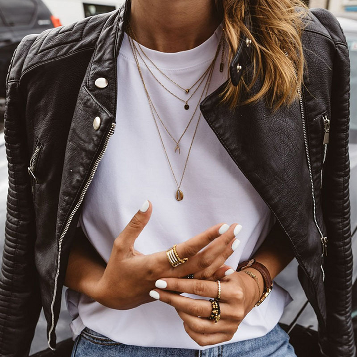 Moderne schwarze Damenjacke, tailliert und elegant, mit auffälligen Reißverschlüssen. Ein Must-have für Damenmode.