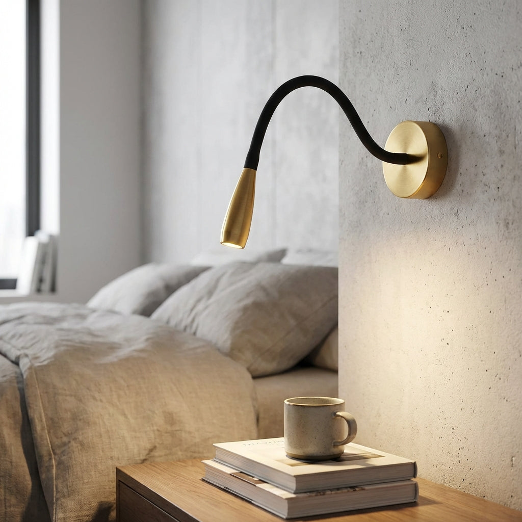 Moderne schwarze LED-Wandlampe, verstellbar, ideal als Leselampe. Schwenkbare Designleuchte für präzises Licht.