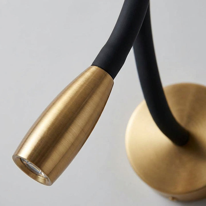 Verstellbare schwarze LED-Wandlampe für präzises Licht. Moderne Beamlow Leselampe, energieeffizient und schwenkbar.