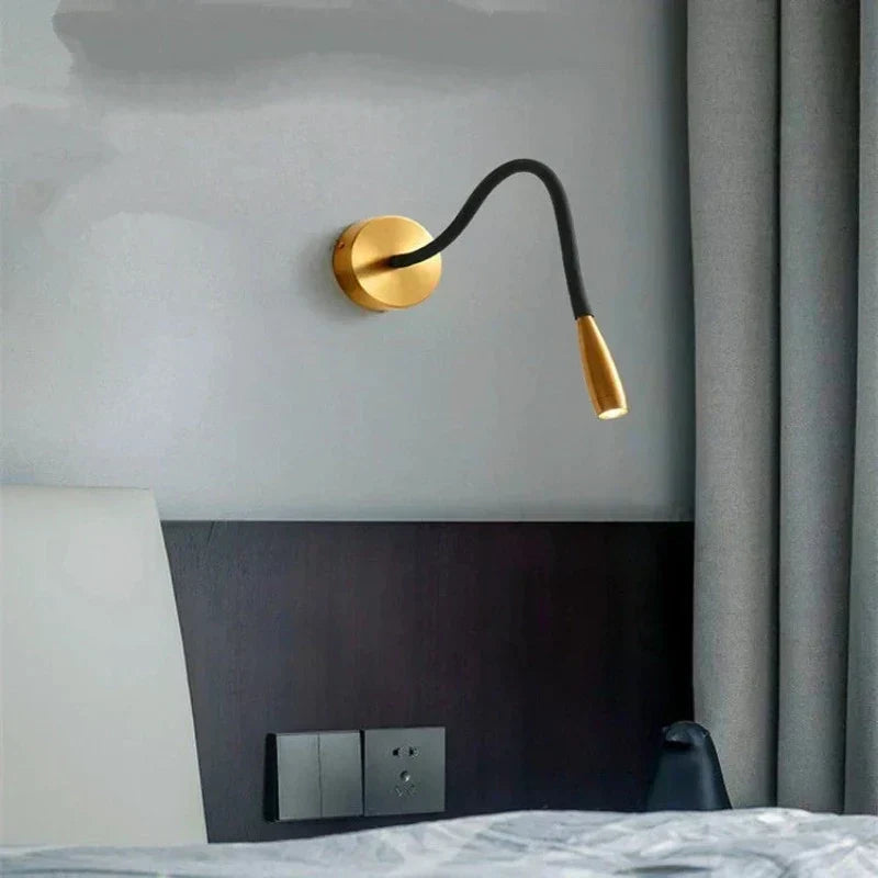 Moderne, schwenkbare LED-Wandlampe schwarz. Verstellbare Beamlow Leuchte, perfekt als Leselampe und Innenbeleuchtung.