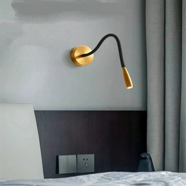 Moderne, schwenkbare LED-Wandlampe schwarz. Verstellbare Beamlow Leuchte, perfekt als Leselampe und Innenbeleuchtung.