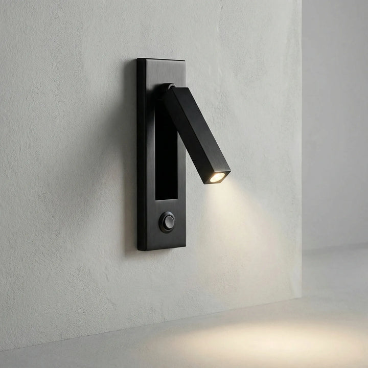 Detailansicht der verstellbaren LED-Wandleuchte Noxell in gebürstetem Nickel, hochwertiges Finish.