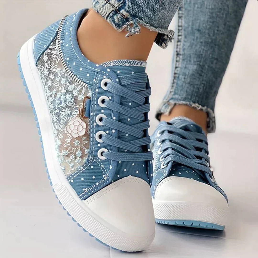 Bequeme Damen Canvas-Sneaker Celina in Hellblau mit floraler Spitze, flache Schnürschuhe für leichte Eleganz im Alltag.