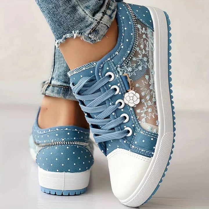 Modische hellblaue Damen Celina Sneaker mit floraler Spitze, leichte & bequeme Sommerschuhe für stilvolle Freizeitlooks.