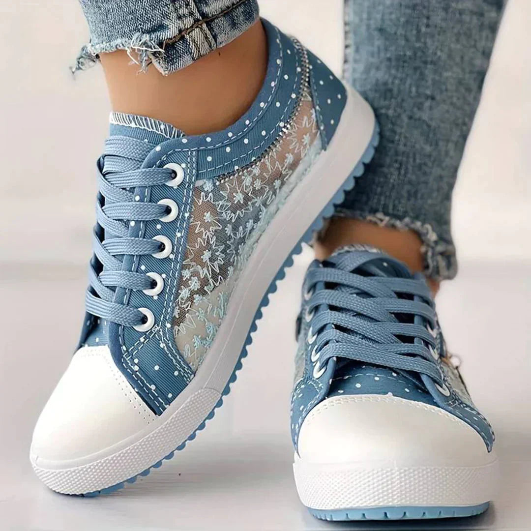 Elegante hellblaue Damen Celina Sneaker aus Canvas; flache, rutschfeste Sohle, mit floraler Spitze, perfekte Urlaubsschuhe.