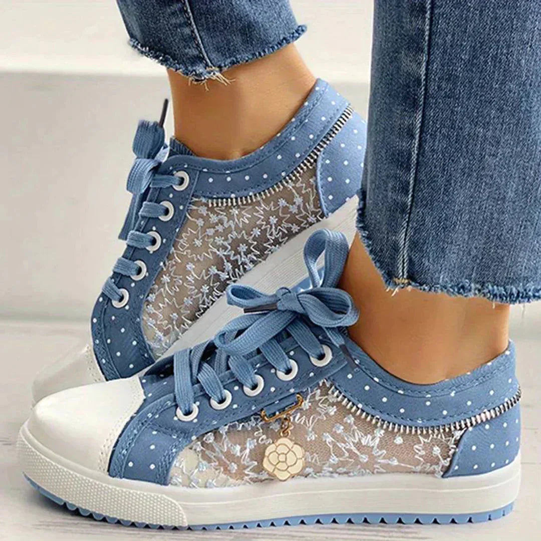 Damen Celina Schnürschuhe in Hellblau mit floraler Spitze; atmungsaktive Canvas Sneaker, bequem für jeden Sommertag.