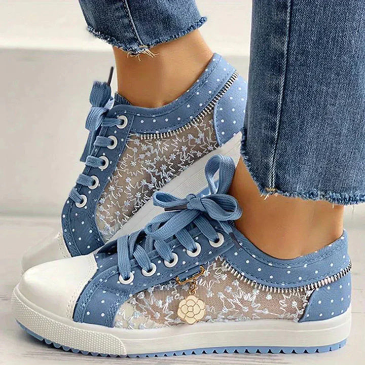 Damen Celina Schnürschuhe in Hellblau mit floraler Spitze; atmungsaktive Canvas Sneaker, bequem für jeden Sommertag.