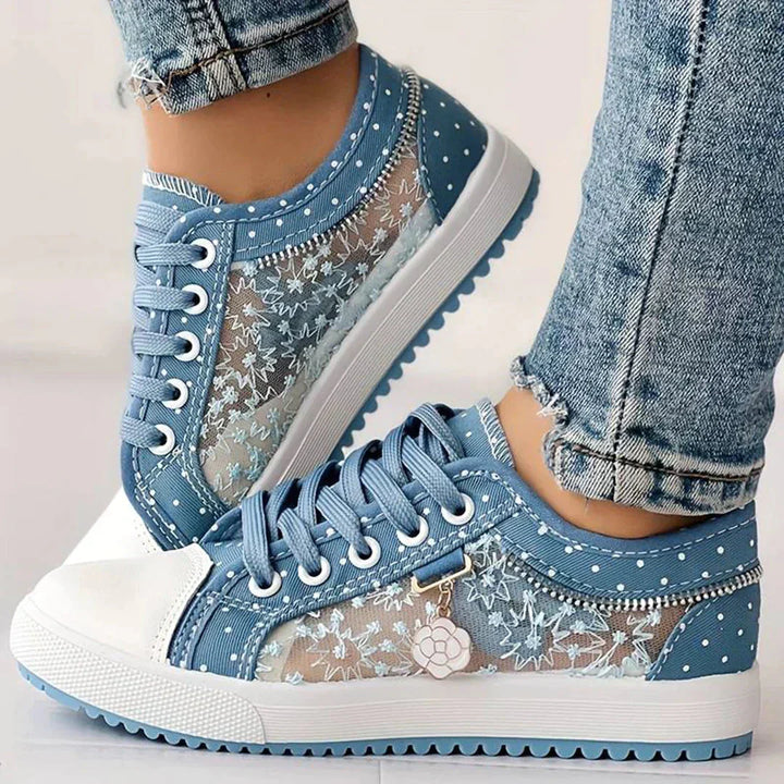 Hellblaue Damen Celina Sneaker aus Canvas mit floraler Spitze, elegant & atmungsaktiv, ideal für Sommer & Freizeit.