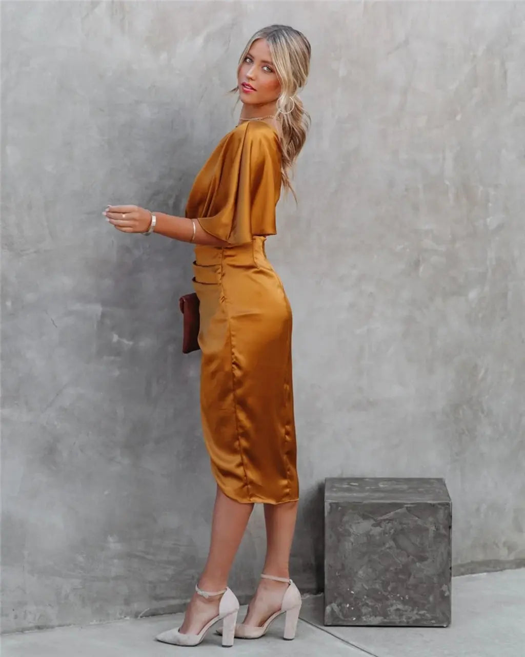 Model trägt ein elegantes asymmetrisches Damen Midikleid, ideal für festliche Events und Sommerabende.