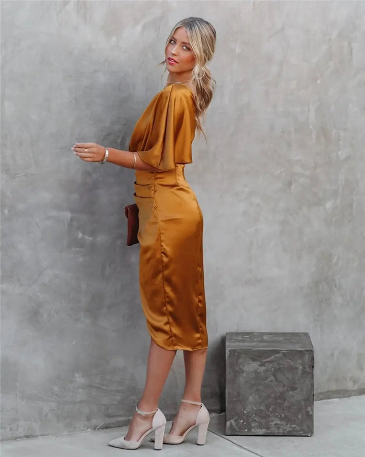 Model trägt ein elegantes asymmetrisches Damen Midikleid, ideal für festliche Events und Sommerabende.