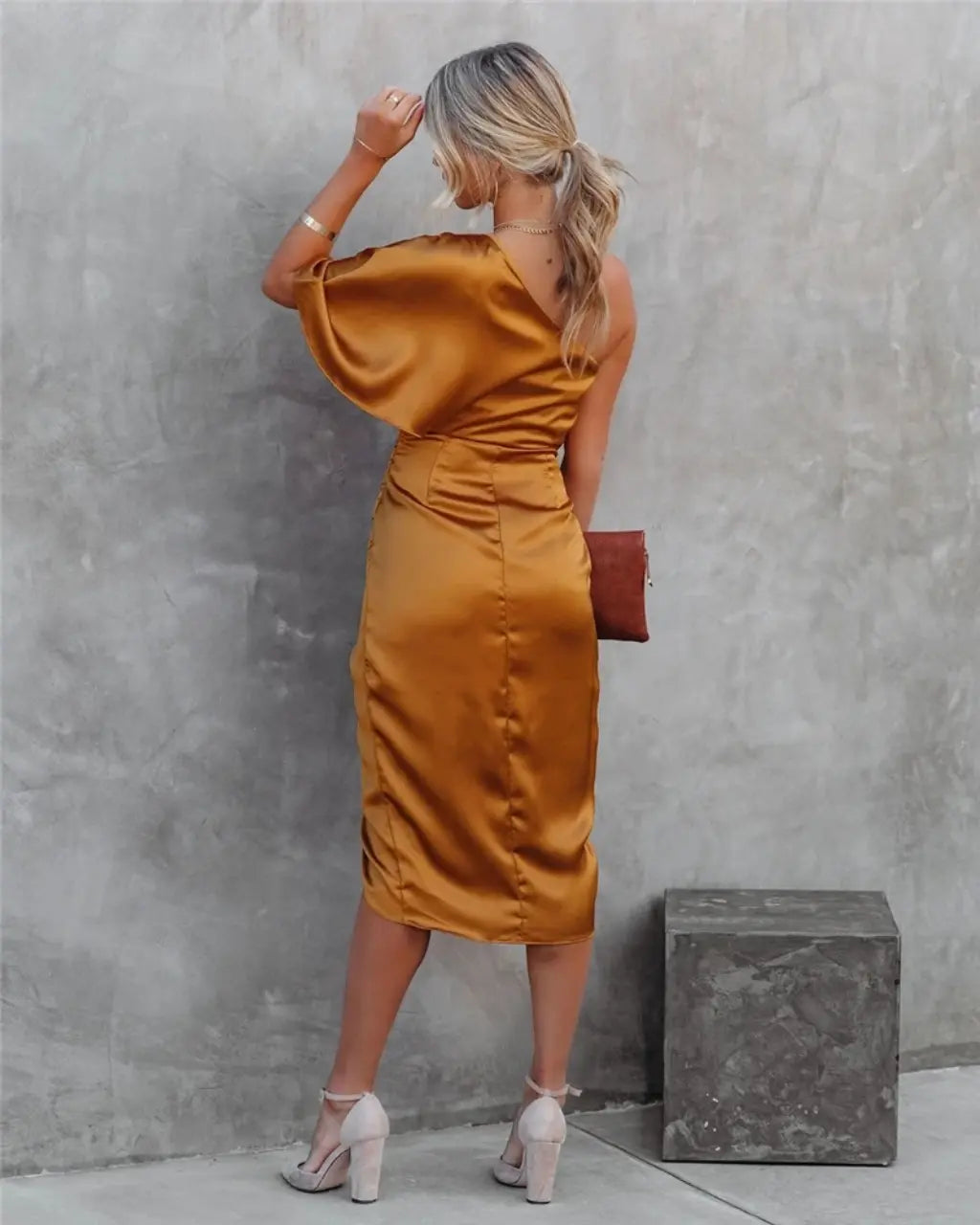 Schickes asymmetrisches Damen Midikleid mit One-Shoulder-Schnitt und fließendem Stoff, als Abendkleid.