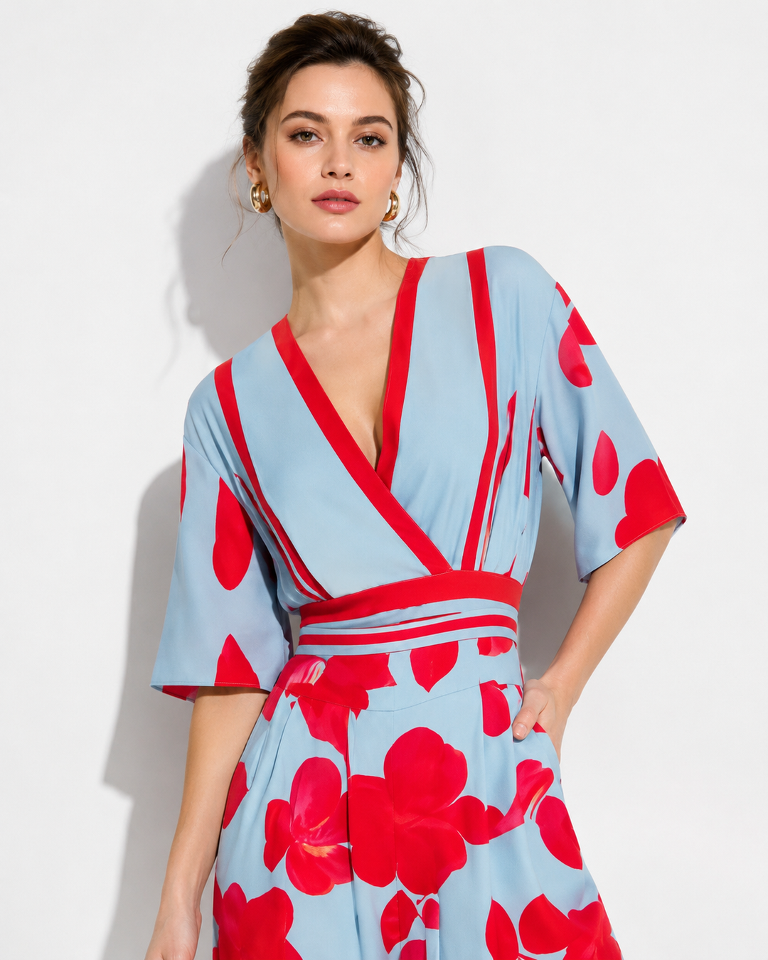 Stilvolles Damen Ärmelkleid in mehrfarbigem Design, figurbetont & bequem. Perfekt für Alltag & besondere Anlässe.