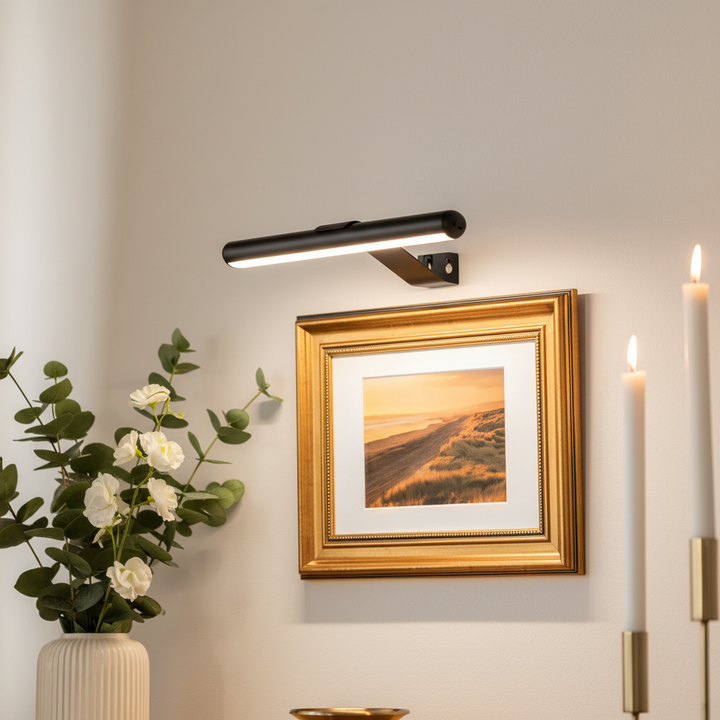 Kabellose LED Bilderleuchte ArtBeam, dimmbar, mit Fernbedienung für moderne Kunstbeleuchtung im Wohnzimmer.