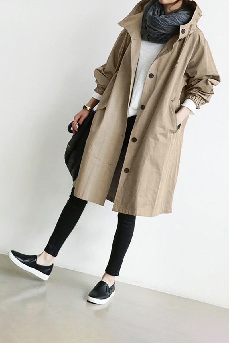 Damen Trenchcoat mit Kapuze in klassischem Design; stilvoll und funktional für Übergangstage.