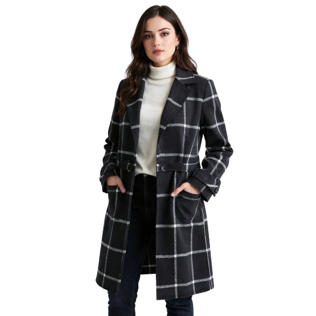Schicke Damen-Arbeitsjacke mit Karomuster, figurbetont geschnitten. Elegante Oberbekleidung für professionelle Auftritte.