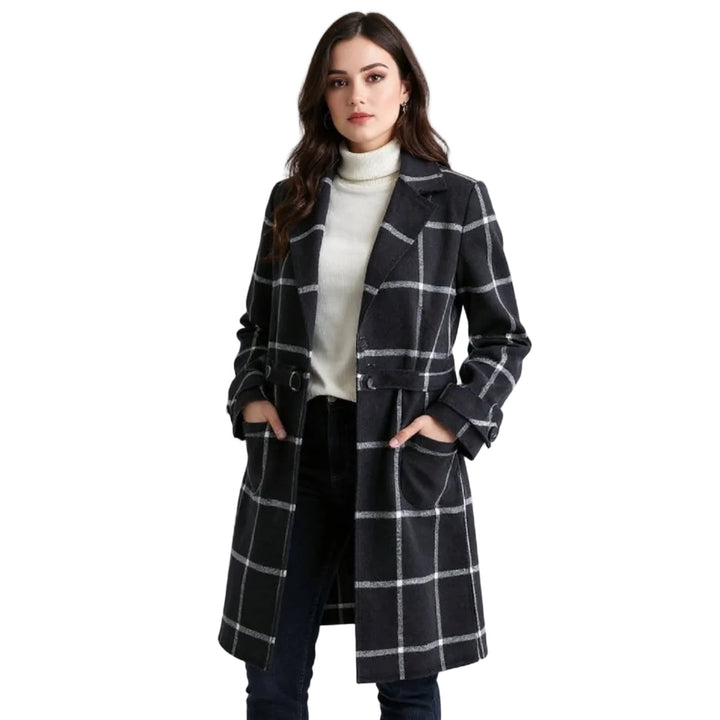 Schicke Damen-Arbeitsjacke mit Karomuster, figurbetont geschnitten. Elegante Oberbekleidung für professionelle Auftritte.