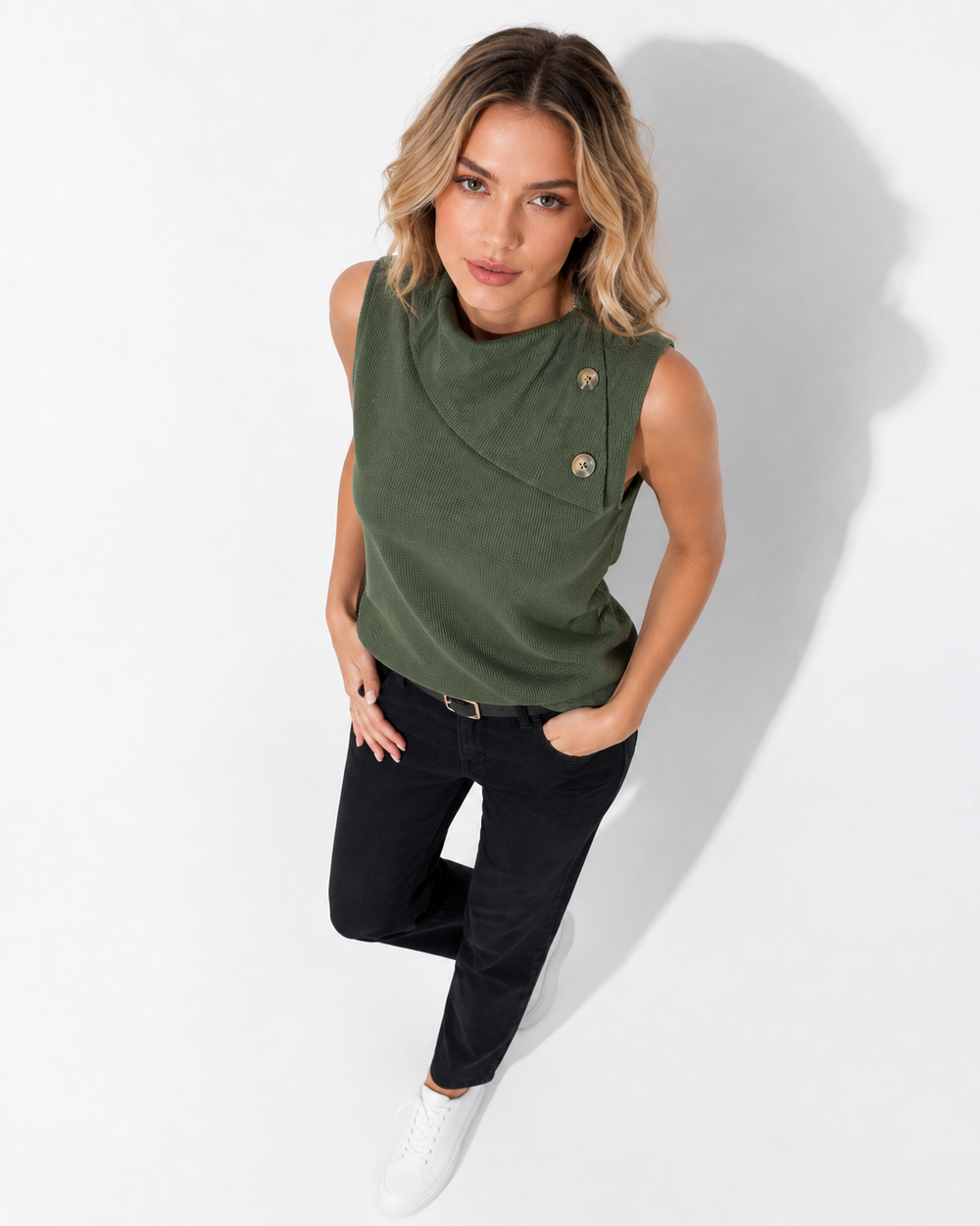 Vielseitiges ärmelloses Damen Tank Top in Grün mit Stehkragen für Freizeit und elegante Sommer-Looks.