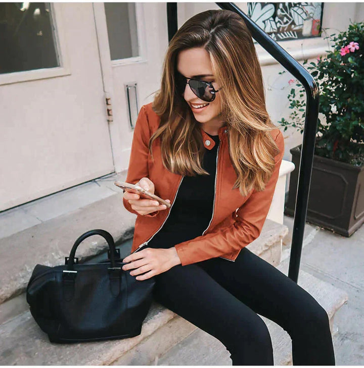 Moderne, elegante Damenjacke mit zeitlosem Stil. Bequeme Passform für stilvolle Übergangs-Outfits.