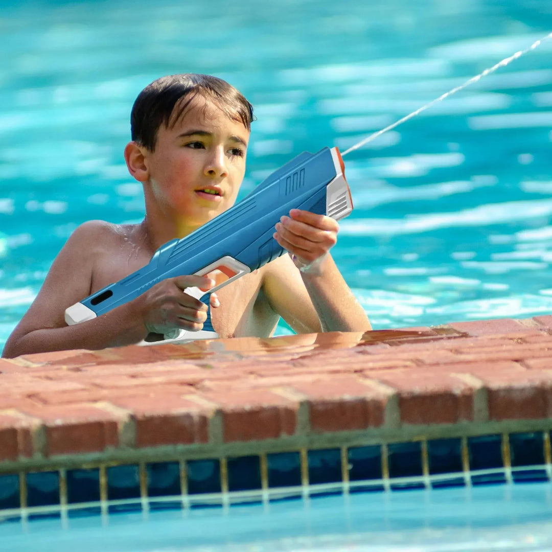 Leistungsstarke elektrische Wasserpistole mit wiederaufladbarem Akku für langanhaltenden Spielspaß.