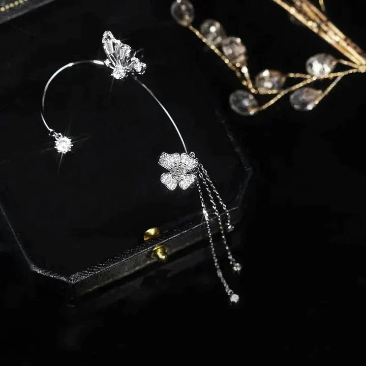 Goldene Schmetterling-Ohrmanschette für Damen, ohne Piercing, mit funkelnden Steinen.