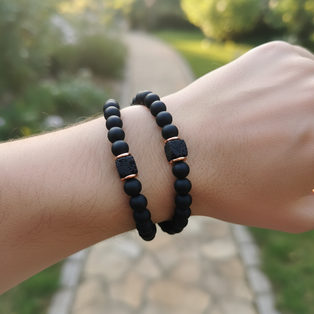Unisex Armband aus mattem Lavastein & glänzendem Onyx, stilvoller Natursteinschmuck.