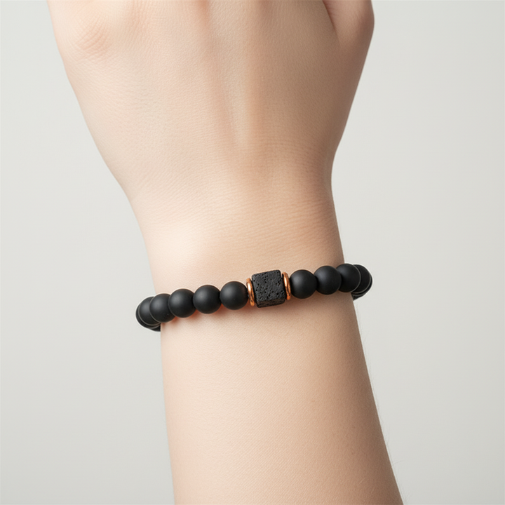 Spirituelles Unisex-Armband mit Lavastein & Onyxperlen, handgefertigt für Kraft & Balance.
