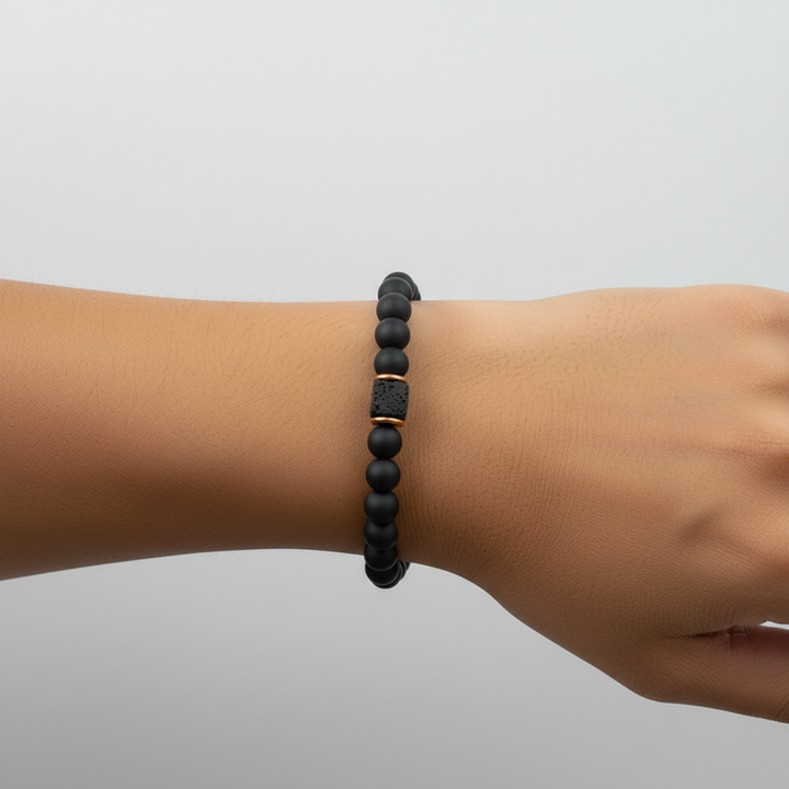 Schwarzes Lavastein- & Onyx-Armband am Handgelenk, stilvoller Begleiter für jeden Tag, unisex.