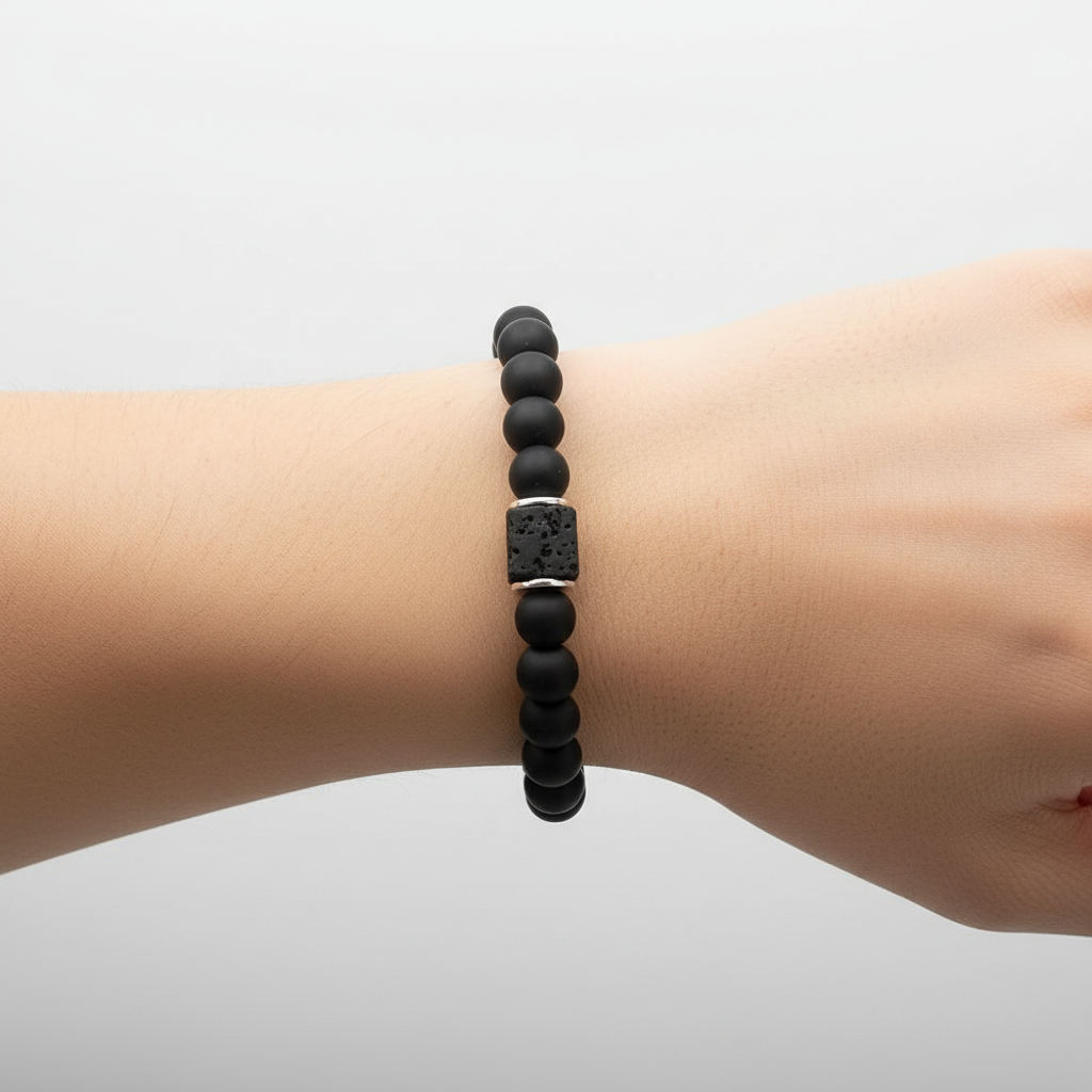 Modernes Lavastein-Onyx-Armband mit glänzenden Akzenten, Natursteinschmuck, der Stärke verleiht.